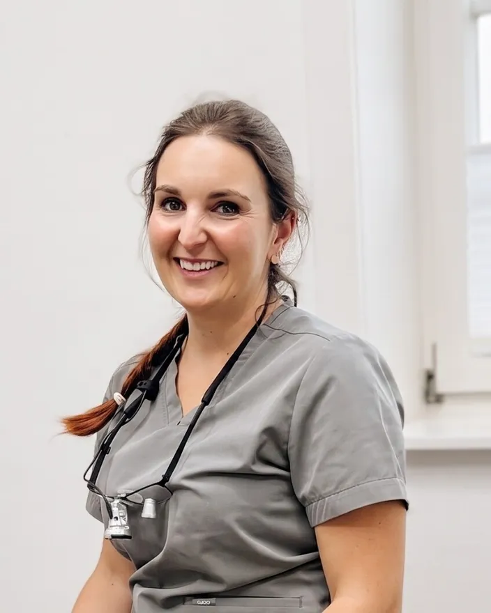Melanie Bertsch in ihrem Behandlungszimmer in der Praxis am Württemberg