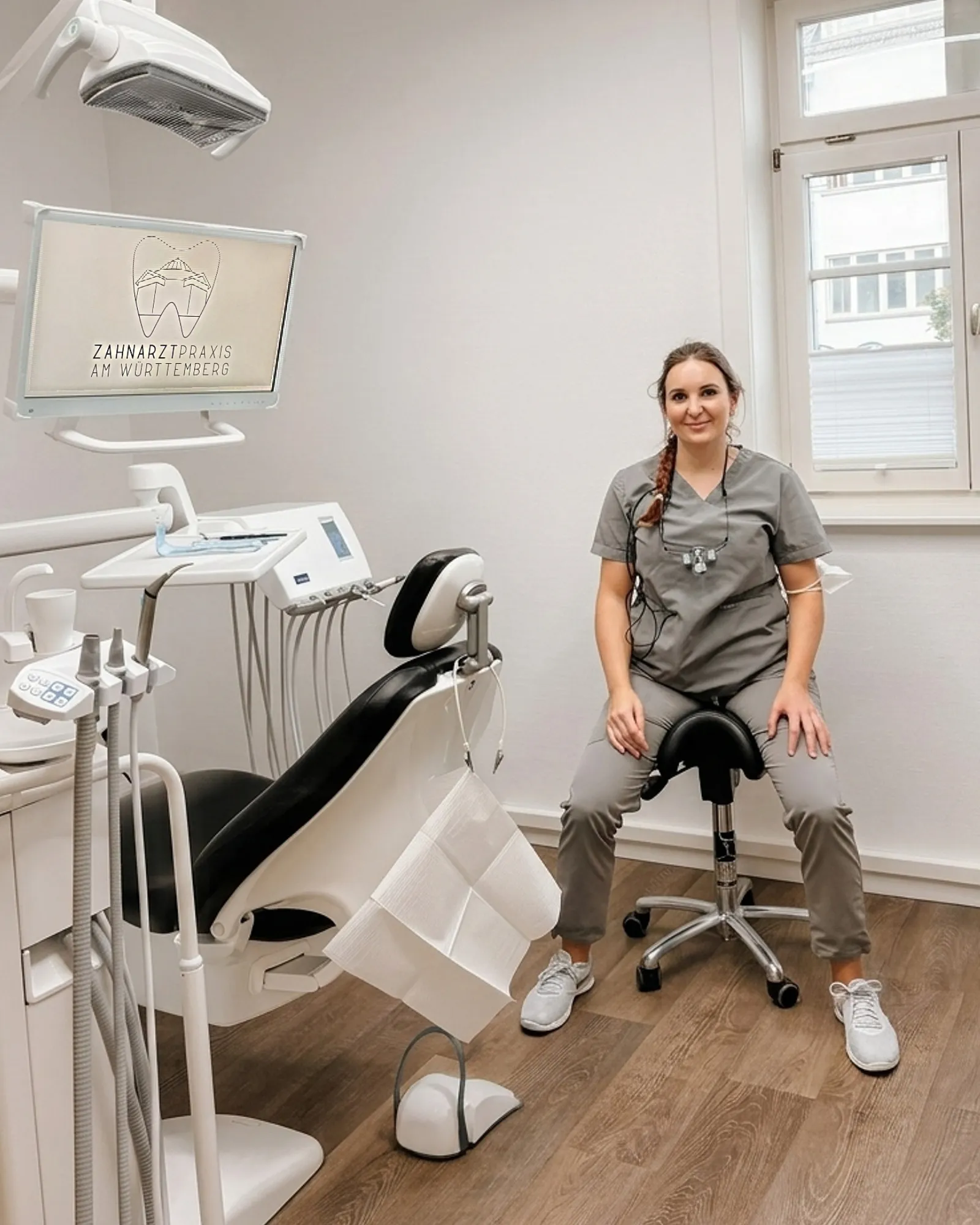 Blick in ein Behandlungszimmer der Praxis am Württemberg, Melanie Bertsch am Behandlungsstuhl
