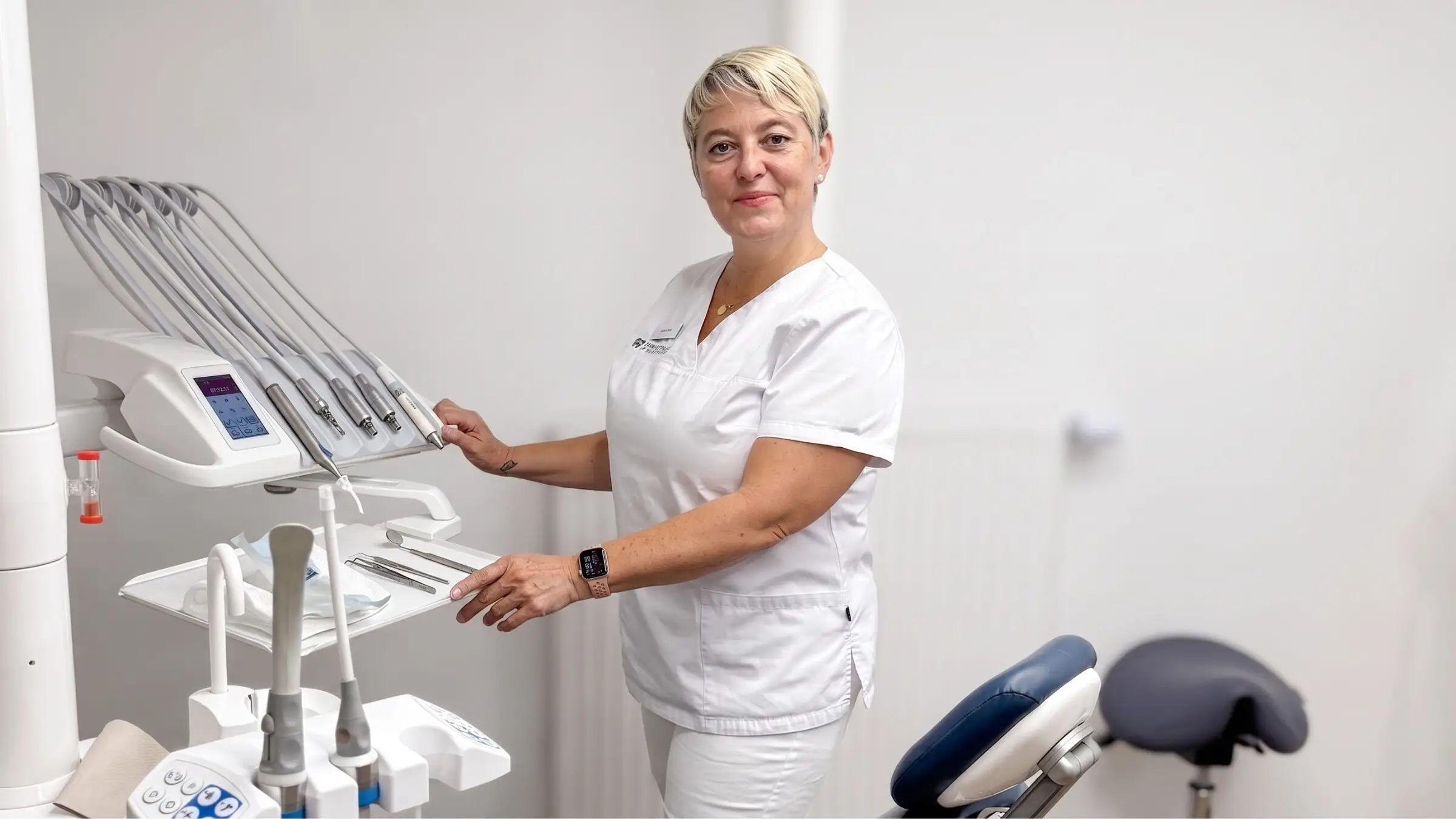 Prophylaxeassistentin an der vorbereiteten Behandlungseinheit der Praxis am Württemberg.