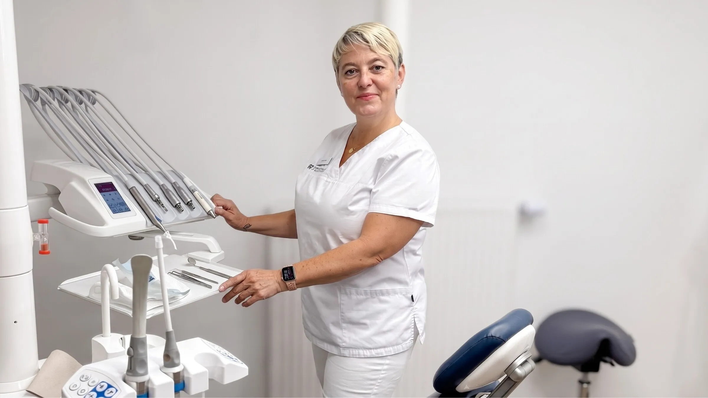 Prophylaxeassistentin an der vorbereiteten Behandlungseinheit der Praxis am Württemberg.