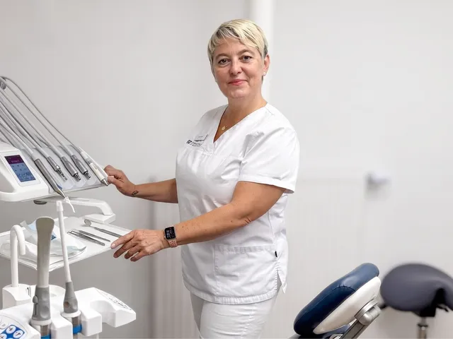 Prophylaxeassistentin an der vorbereiteten Behandlungseinheit der Praxis am Württemberg.