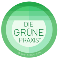 Ein rundes Logo in verschiedenen Grüntönen mit der Aufschrift "DIE GRÜNE PRAXIS®" in der Mitte und der Jahreszahl "2024" oben. Unten ist die Website "grüne-praxis.com" abgebildet.
