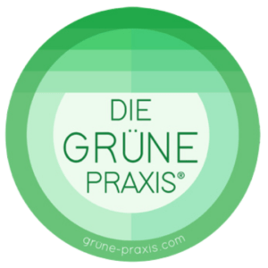 Die grüne Praxis - Zahnarztpraxis am Württemberg Ein rundes Logo in verschiedenen Grüntönen mit der Aufschrift "DIE GRÜNE PRAXIS®" in der Mitte und der Jahreszahl "2024" oben. Unten ist die Website "grüne-praxis.com" abgebildet.